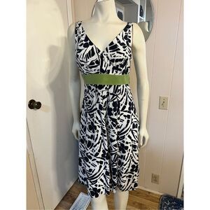 Ann Taylor Sleeveless Silk V-neck Black & White  Dress w/ Green Tie Belt Size 8